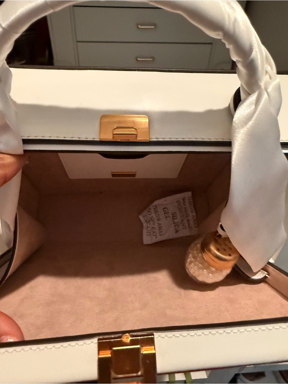 kate spade White and Red NYC Pizza Novelty Mini Bag - Picture 4 of 4